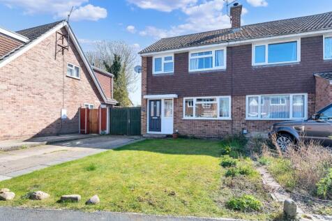 Walnut Tree Close, Royston SG8 3 bed semi