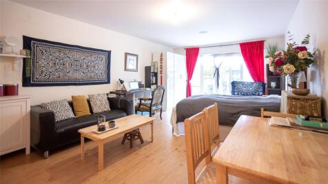 Studio flat for sale