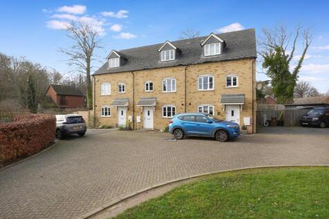 Moat Lane, Lower Upnor, ME2 4 bed townhouse for sale