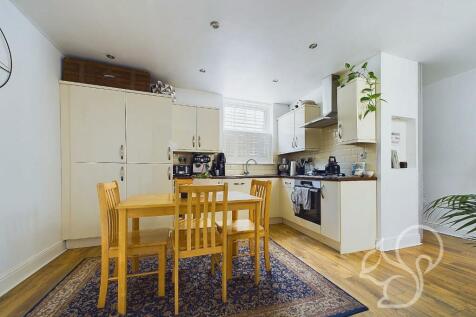 High Street, Brentwood CM14 2 bed maisonette for sale