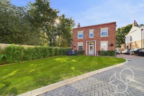 Hunters Court, Wix 4 bed detached house for sale