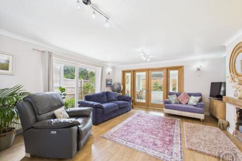 4 bedroom link detached house for sale