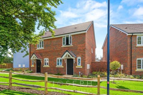 Roundhouse Avenue, Trimley St Martin... 2 bed semi
