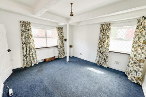 High Street, Hyde 3 bed end of terrace house for sale