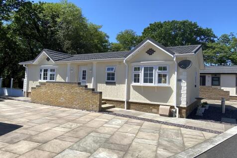 Pinehurst Park, West Moors, Ferndown... 2 bed park home for sale