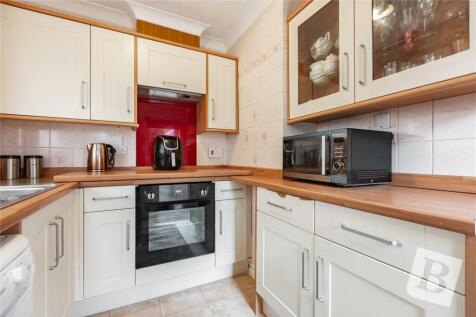 Hatch Road, Pilgrims Hatch... 2 bed bungalow for sale