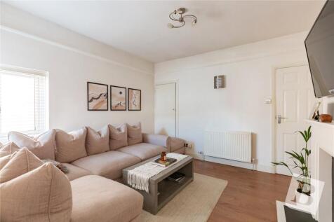 Knighton Road, Romford, RM7 1 bed maisonette for sale