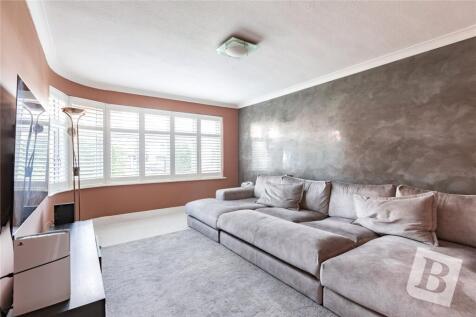 Main Road, Romford, RM1 2 bed apartment for sale