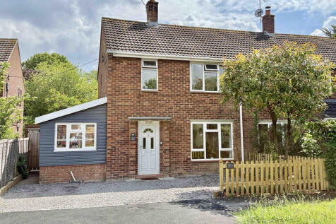Christchurch Road, Ringwood, BH24 3AN 2 bed semi