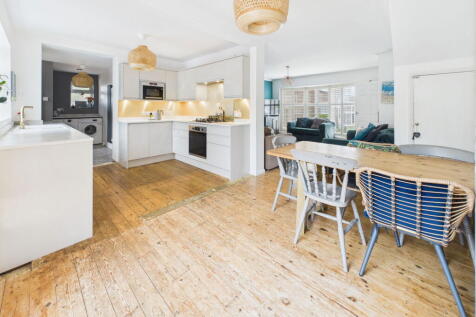 4 bedroom end of terrace house for sale