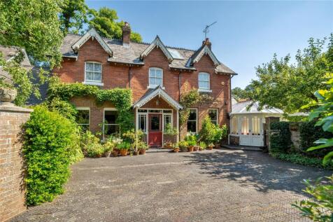 3 bedroom link detached house for sale