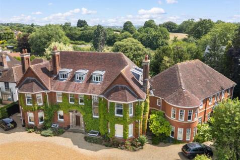 Stratford Court, Avenue Road... 2 bed apartment for sale