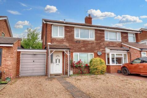 Marcourt Road, High Wycombe HP14 3 bed semi