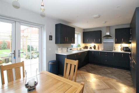 Kingsmead Avenue, Chichester PO19 3 bed semi