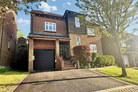 Caffyns Rise, Billingshurst, RH14 4 bed detached house for sale
