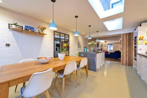 4 bedroom end of terrace house for sale