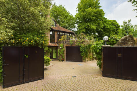 4 bedroom end of terrace house for sale