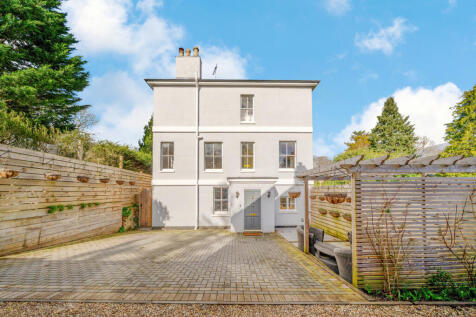 2 bedroom town house for sale