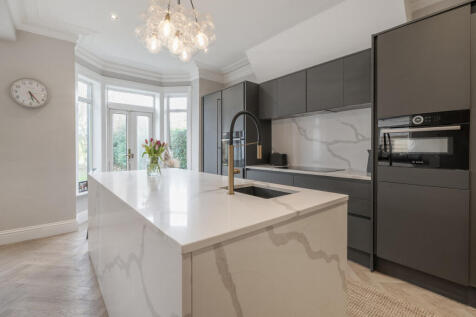 5 bedroom semi-detached house for sale