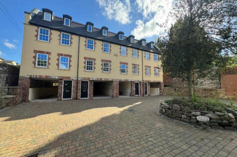 3 bedroom town house for sale
