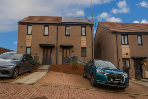 2 bedroom semi-detached house for sale