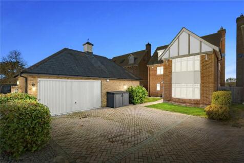 Southend Road, Wickford, Essex, SS11 5 bed detached house for sale