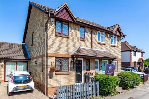 Wallace Drive, Wickford, Essex, SS12 2 bed semi
