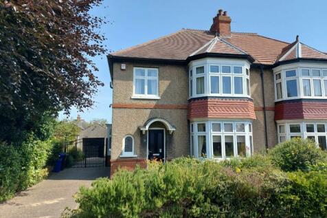 4 bedroom semi-detached house for sale