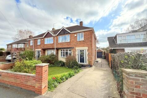 3 bedroom semi-detached house for sale