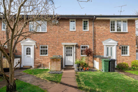 Nash Gardens, Surrey RH1 2 bed terraced house for sale