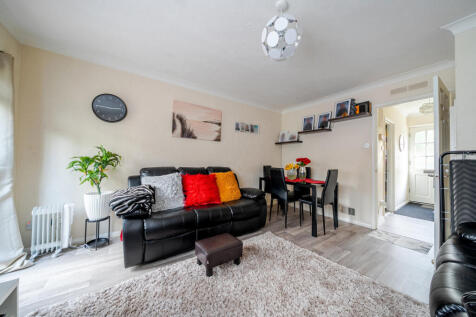 Nash Gardens, Surrey RH1 2 bed terraced house for sale