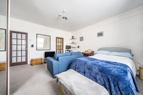 Grovehill Road, Surrey RH1 1 bed apartment for sale