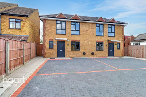 Berwick Pond Close, Rainham, RM13 9QP 3 bed semi