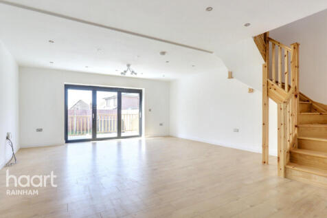 Berwick Pond Close, Rainham, RM13 9QP 3 bed semi