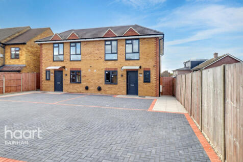 Berwick Pond Close, Rainham, RM13 9QP 3 bed semi