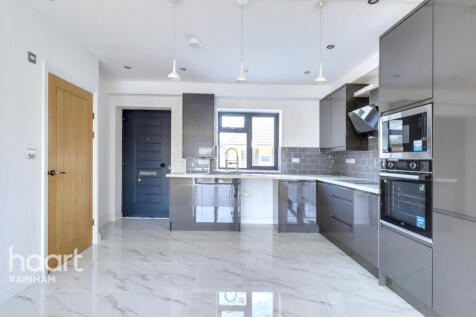Berwick Pond Close, Rainham, RM13 9QP 3 bed semi