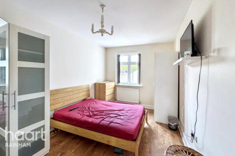 Stanley Road North, Rainham, RM13 8AX 3 bed semi