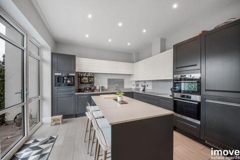 5 bedroom semi-detached house for sale