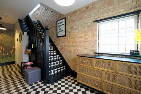 5 bedroom semi-detached house for sale