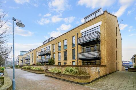 Town Meadow, Brentford, TW8 3 bed apartment for sale