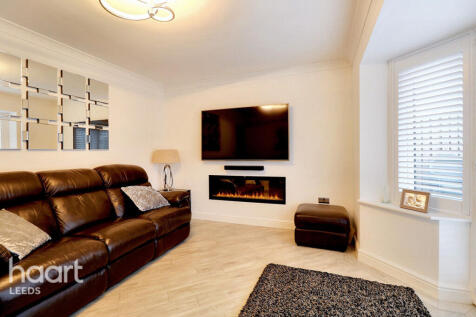 Stradbroke Way, Leeds 4 bed detached house for sale