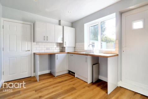 Whitecliffe Crescent, Leeds 4 bed semi