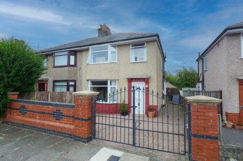 Douglas Drive, Heysham, LA3 2LN 3 bed semi