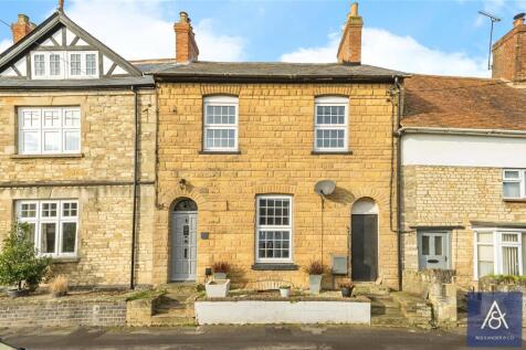 High Street, Northamptonshire NN13 3 bed terraced house for sale