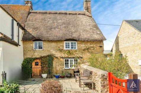 Main Street, Brackley NN13 2 bed end of terrace house for sale