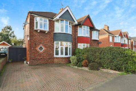 3 bedroom semi-detached house for sale