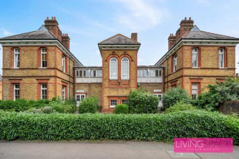 32 Pennington Drive, Winchmore Hill 2 bed flat for sale