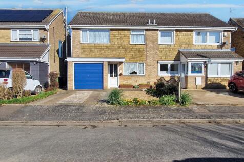 Guildenburgh Crescent, Whittlesey... 3 bed semi