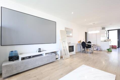 3 bedroom flat for sale