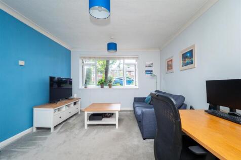 Benhill Wood Road, Sutton 1 bed apartment for sale
